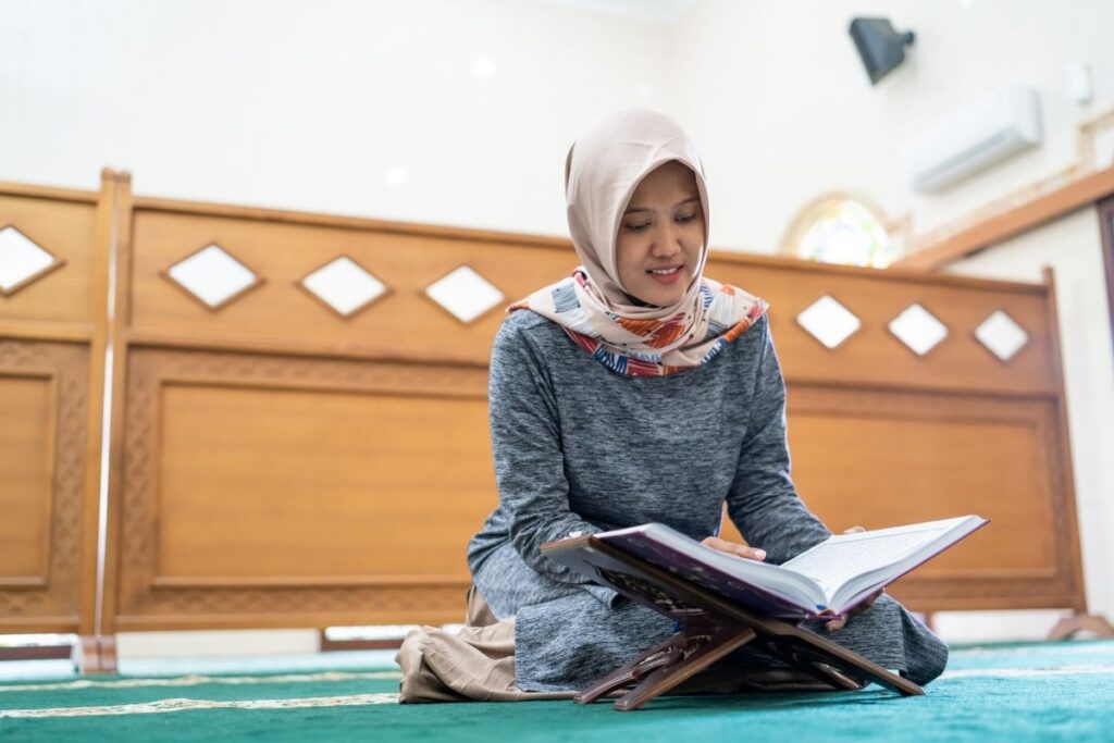 Can Women Recite Quran in Front of Men?